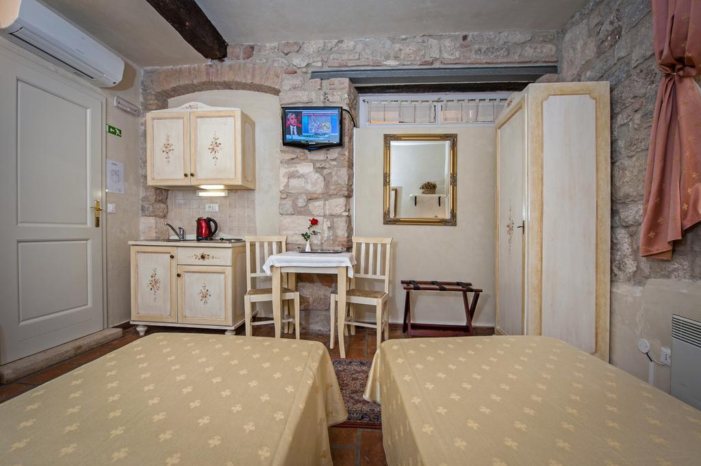 רוביני Residence Marco Polo Centro Storico מראה חיצוני תמונה
